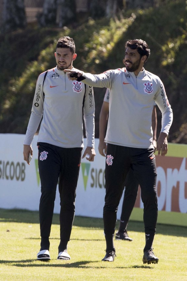 Os zagueiros Vilson e Pedro Henrique chegam para o treino em Chapecó