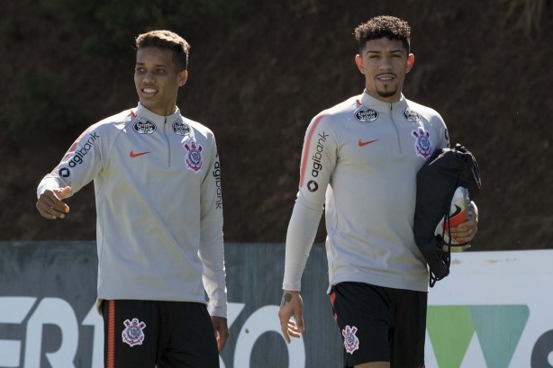Pedrinho e Douglas em Chapecó para o treino desta segunda-feira