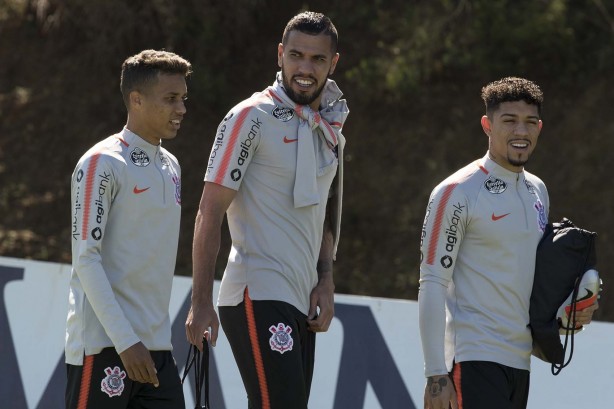 Pedrinho, Jonathas e Douglas durante treino em Chapecó