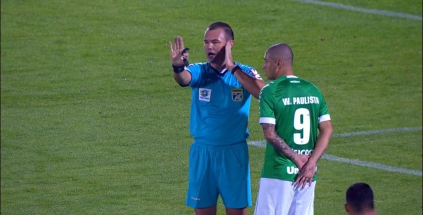 Juiz gacho Leandro Vuaden invalidou gol irregular da Chapecoense