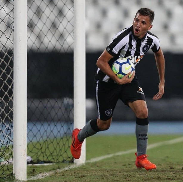 Celeri somou 11 jogos e um gol pelo Botafogo