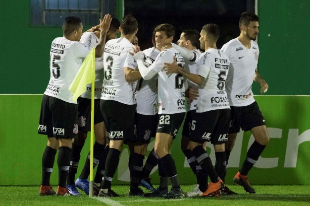 Elenco comemora o gol de Jadson, contra a Chapecoense, pela Copa do Brasil