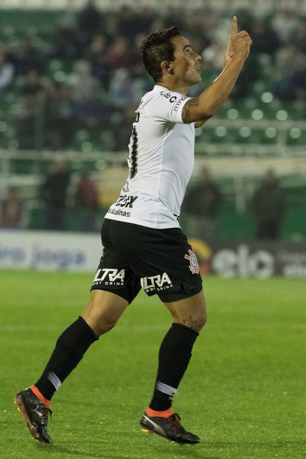 Jadson durante comemoração de seu gol contra a Chapecoense, pela Copa do Brasil