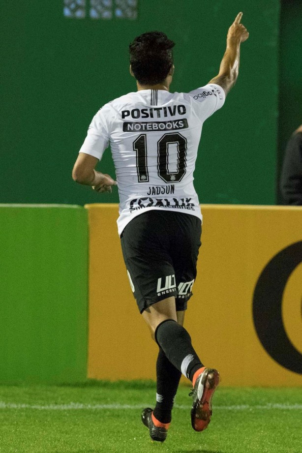 Jadson marcou o único gol do Corinthians contra a Chapecoense, pela Copa do Brasil