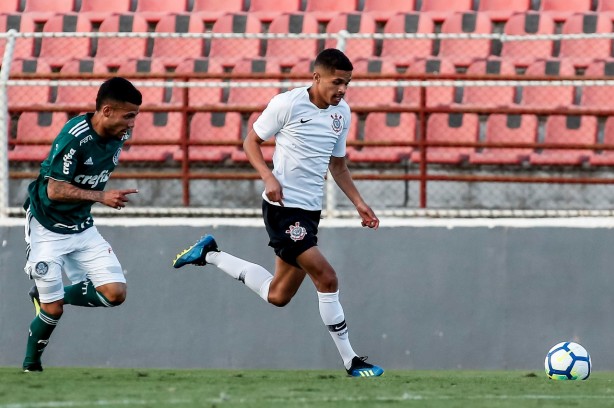 João Victor no jogo contra o Palmeiras, pelo Brasileiro Sub-20