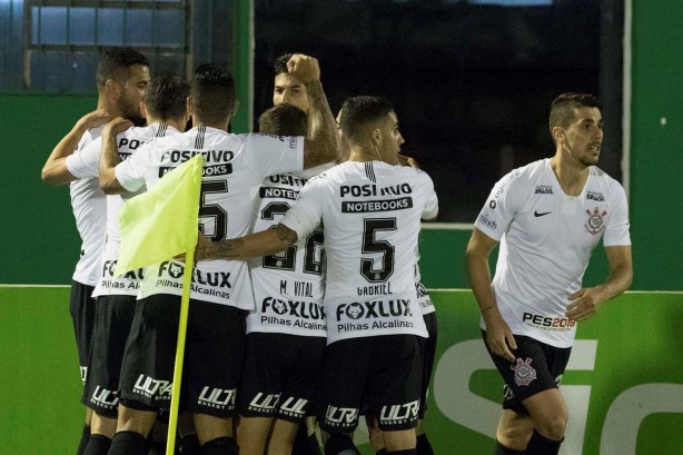 Jogadores comemoram o gol de Jadson contra a Chapecoense