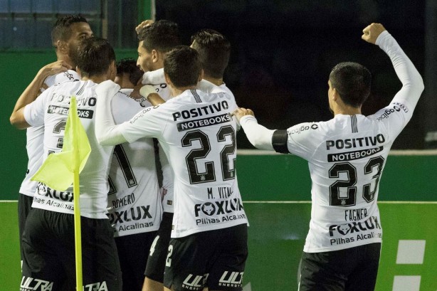 Jogadores comemoram o gol do meia Jadson, contra a Chapecoense, no jogo de volta da Copa do Brasil