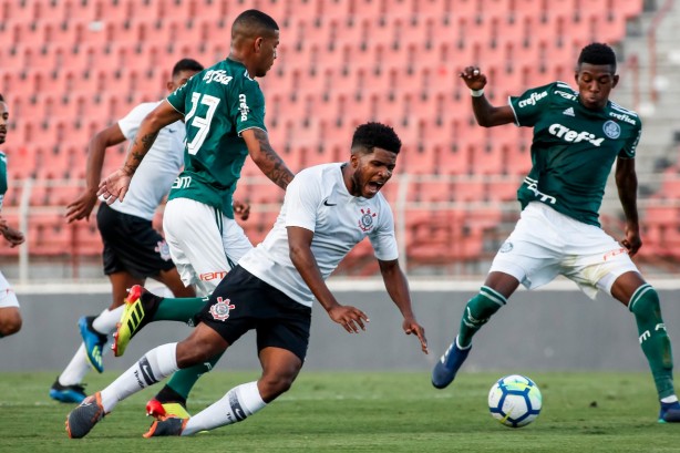 Jordan sofrendo dura falta durante jogo contra o Palmeiras, pelo Brasileiro Sub-20
