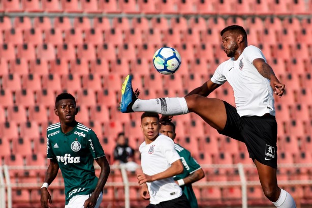 Nathan durante jogo contra o Palmeiras, agora válido pelo Brasileiro Sub-20
