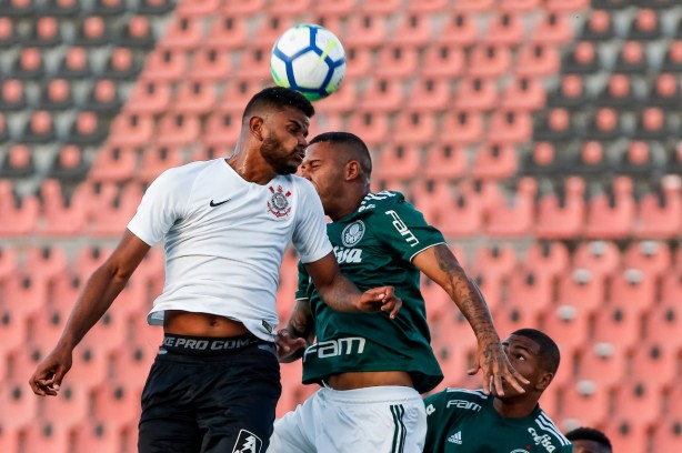Nathan em jogada aérea contra o Palmeiras, pelo Brasileiro Sub-20