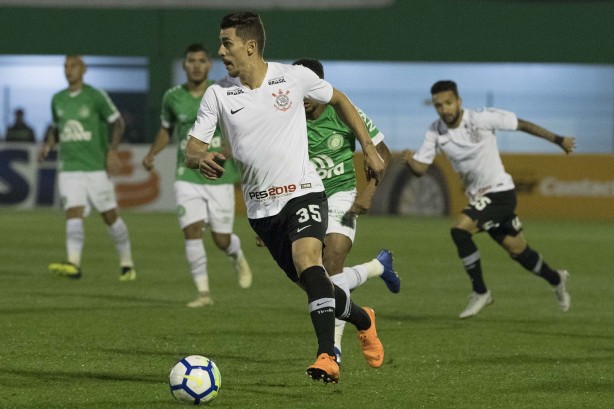 Danilo Avelar durante jogo contra a Chapecoense, pela Copa do Brasil, em Chapecó