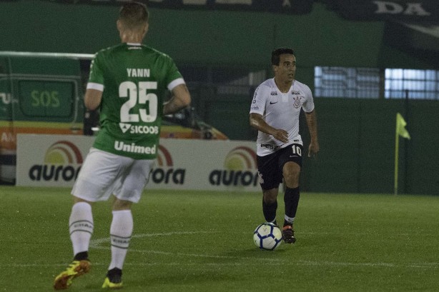 Jadson atuando contra a Chapecoense, pela Copa do Brasil