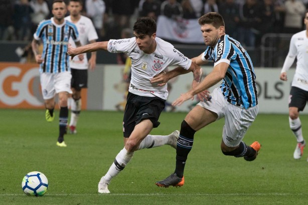 Ángelo Araos durante jogo contra o Grêmio, pelo Campeonato Brasileiro