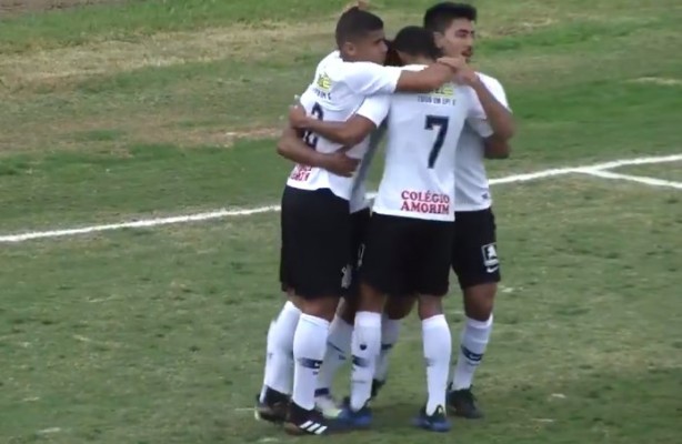 Fessin abraça companheiros de Timão após marcar diante do Palmeiras