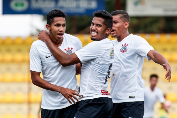 Jogadores do Corinthians comemoram o gol de Fessin contra o Palmeiras, pelo Paulista Sub-20