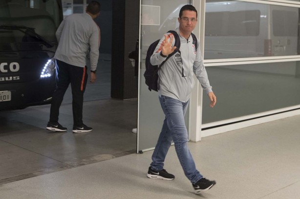 Osmar Loss chega ao vestiário antes do jogo contra o Grêmio, na Arena Corinthians