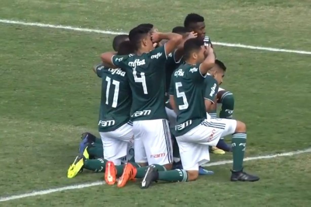 Palmeirenses comemoram gol marcado por Lucas Candido