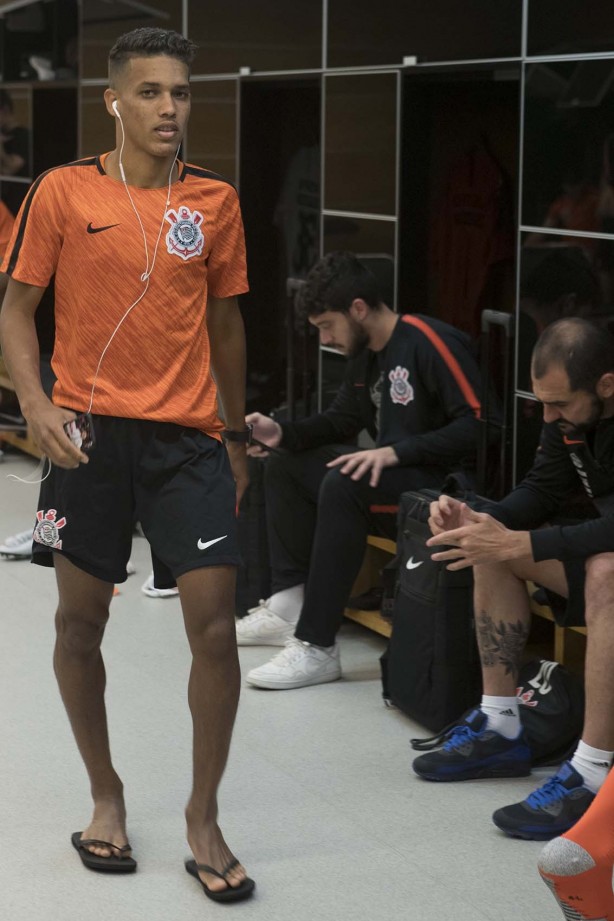 Pedrinho antes do jogo contra o Grêmio, na Arena Corinthians