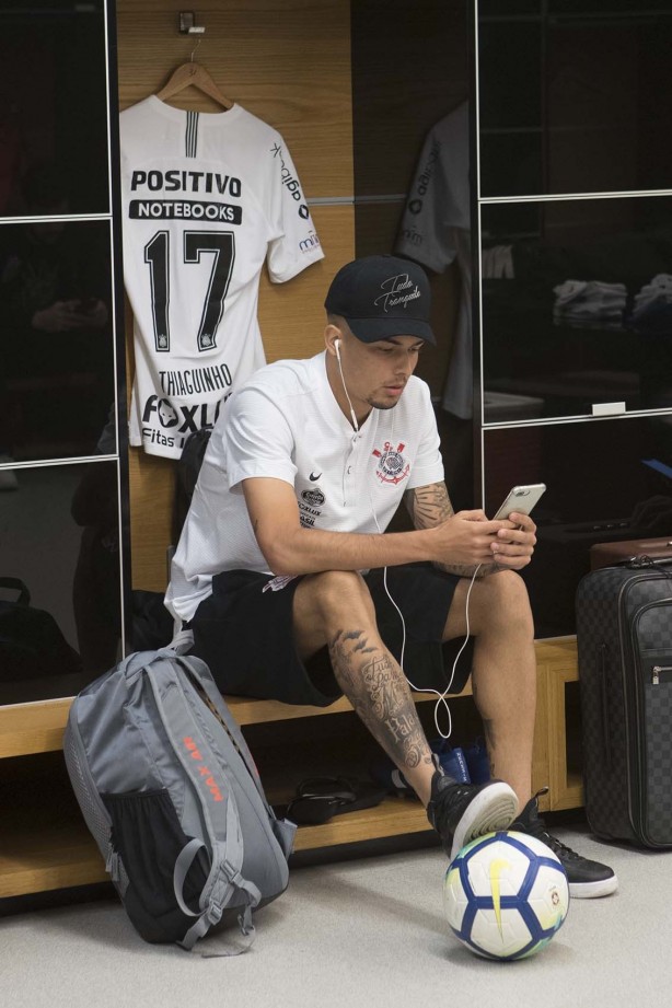 Thiaguinho no vestiário da Arena Corinthians antes do jogo contra o Grêmio