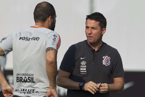 Danilo conversa com Osmar Loss durante o treinamento desta segunda-feira no CT