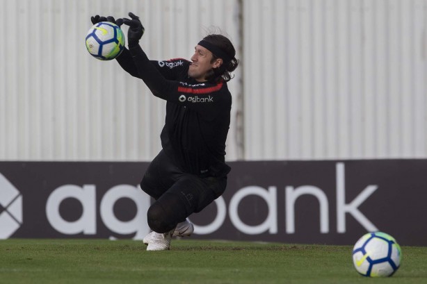 Goleiro Cássio durante o treinamento desta segunda-feira no CT Joaquim Grava