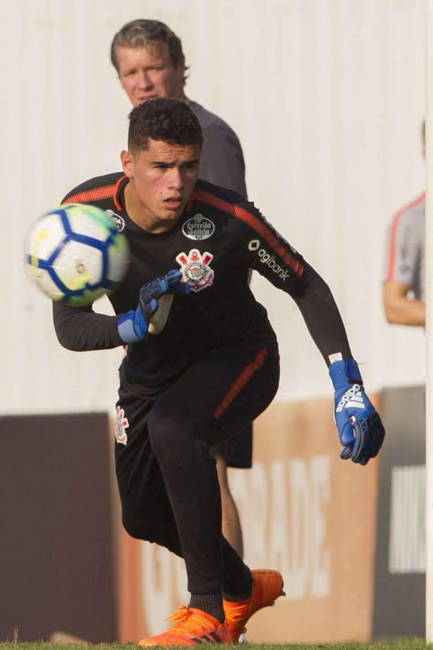 Goleiro Maltos, da base, treinando com o elenco principal nesta segunda-feira