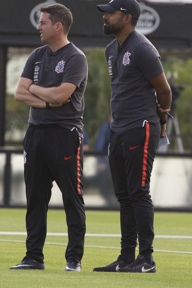 Osmar Loss e Dyego Coelho comandaram o treino desta segunda-feira no CT Joaquim Grava