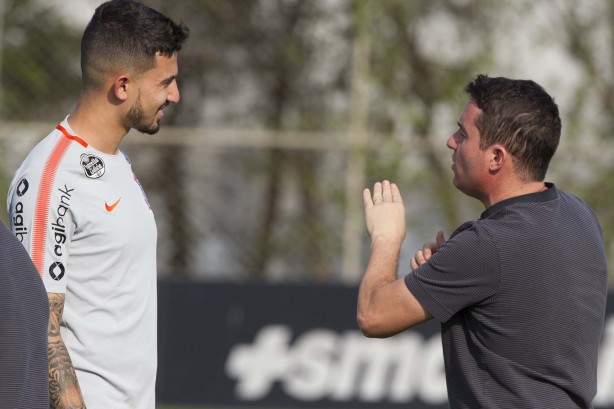 Pedro Henrique e o técnico Osmar Loss durante o treino de segunda-feira no CT Joaquim Grava