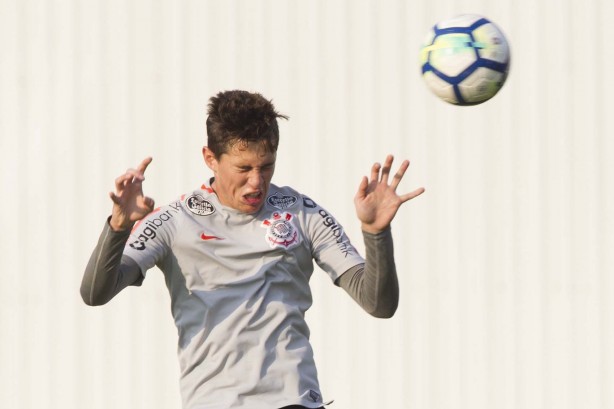 Vital em jogada de cabeça durante o treino de hoje no CT Joaquim Grava