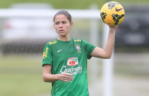 Em fim de recuperação, Érika quer brilhar pelo Corinthians para voltar à Seleção