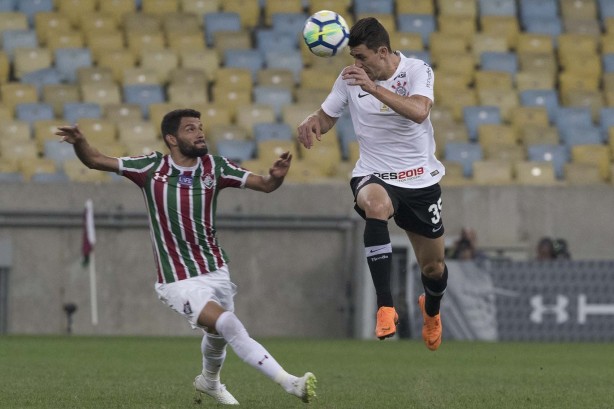 Danilo Avelar durante o jogo contra o Fluminense, no Maracanã