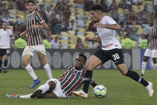 O volante Douglas durante o jogo contra o Fluminense, que foi no Maracanã