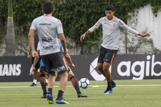 Jogadores treinam para enfrentar o Paraná no jogo deste sábado pelo Brasileirão