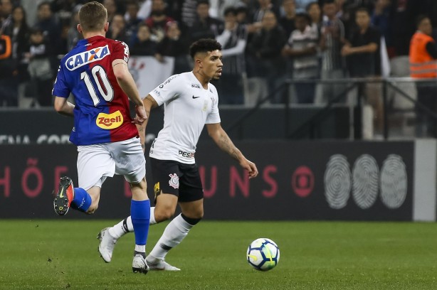 Douglas durante a partida contra o Paraná Clube