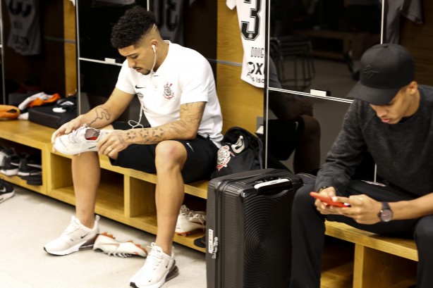 Douglas no vestiário antes de encarar o Paraná