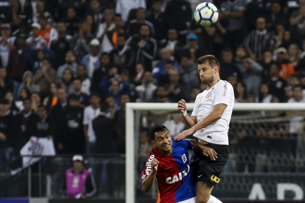 Henrique afasta o perigo durante jogo contra o Paraná, na Arena Corinthians