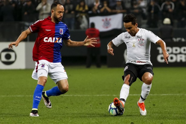 Jadson durante jogo contra o Paraná, na Arena Corinthians