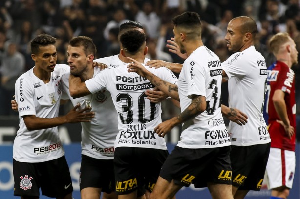 Jogadores comemoram gol do zagueiro Henrique na partida contra o Paraná Clube
