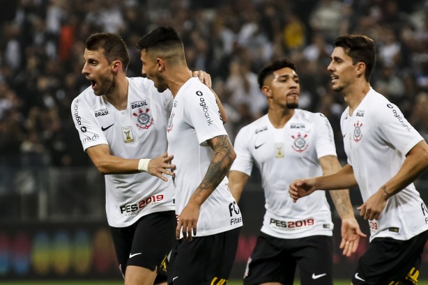 Jogadores comemoram gol do zagueiro Henrique na partida contra o Paraná Clube