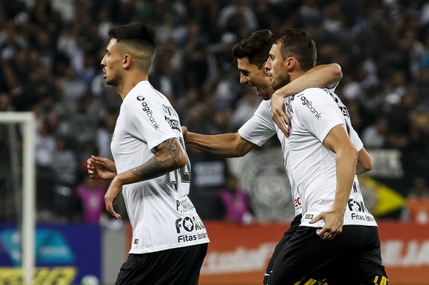 Jogadores comemoram gol do zagueiro Henrique na partida contra o Paraná Clube