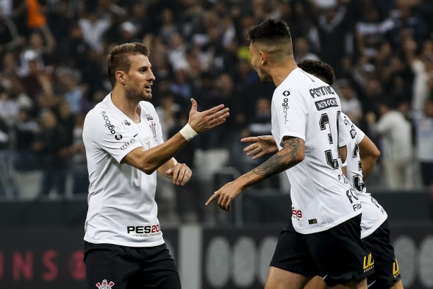 Jogadores comemoram gol do zagueiro Henrique na partida contra o Paraná Clube