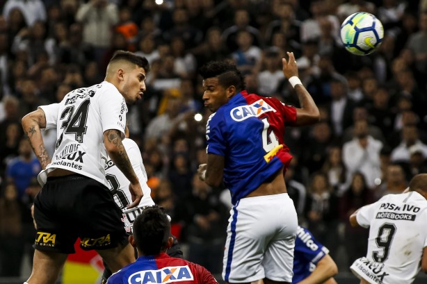 Pedro Henrique disputa jogada contra o Paraná, na Arena Corinthians