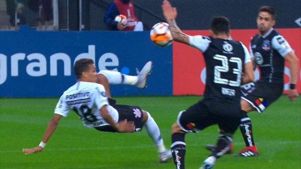 Defensor do Colo-Colo interceptou a bola com o braço e deu pênalti ao Timão