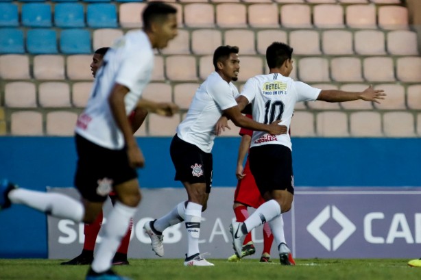Oya durante comemoração do seu gol contra o Internacional, pelo Brasileiro sub-20