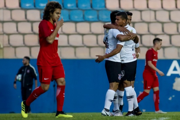 Pelo Brasileiro sub-20, Fabrício Oya comemora seu gol marcado contra o Internacional