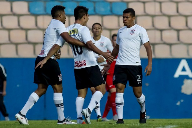 Fabrício Oya comemora seu gol marcado contra o Internacional pelo Campeonato Brasileiro sub-20.