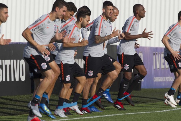Jogadores treinam para enfrentar o Colo-Colo pela Libertadores da América.