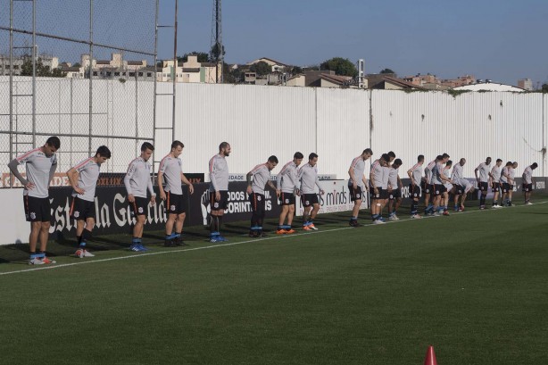 Jogadores treinam para enfrentar o Colo-Colo pela Libertadores da América.