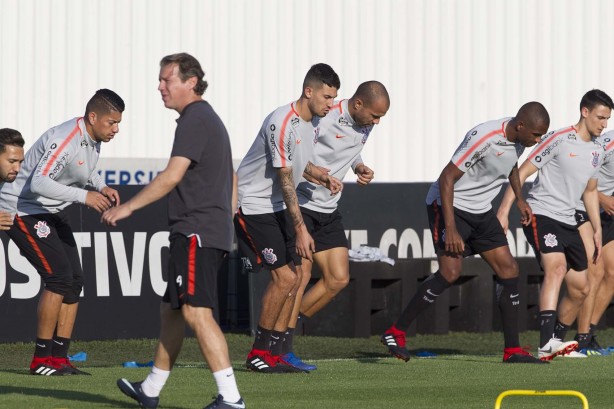 Jogadores treinam para enfrentar o Colo-Colo pela Libertadores da América.