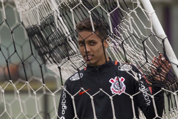 Pedrinho durante treino desta segunda-feira.